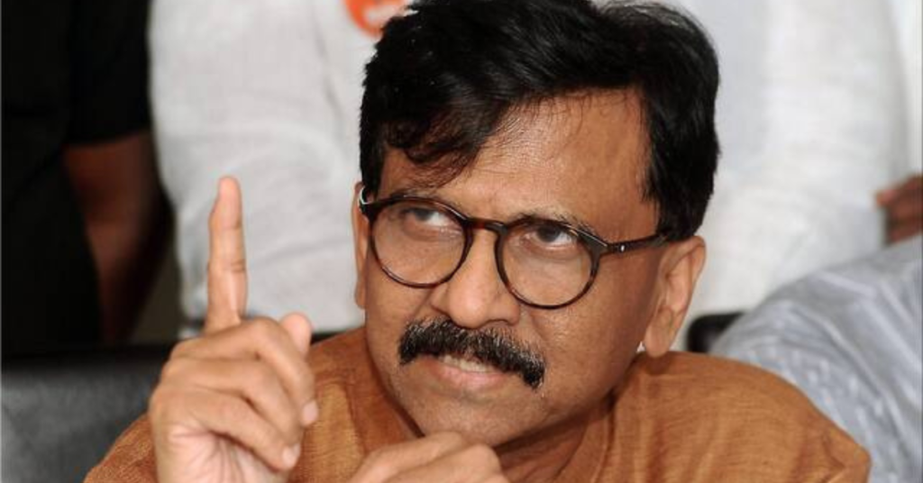 संजय राउत मीडिया से बातचीत करते हुए