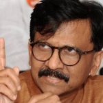 संजय राउत मीडिया से बातचीत करते हुए