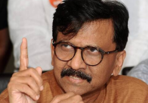 संजय राउत मीडिया से बातचीत करते हुए