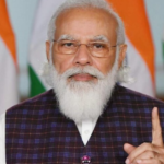 तिरंगे के साथ देश पर गर्व जताते लोग