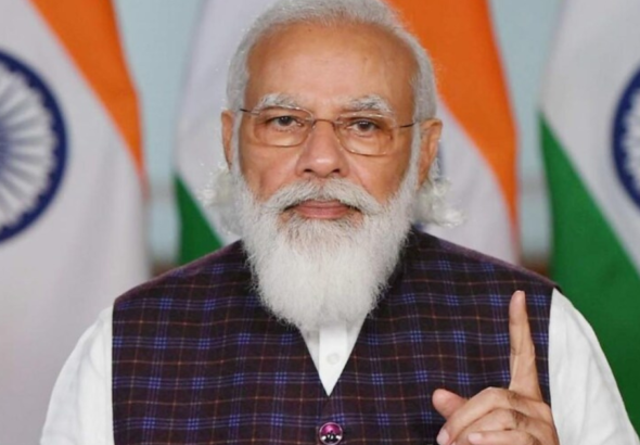 तिरंगे के साथ देश पर गर्व जताते लोग