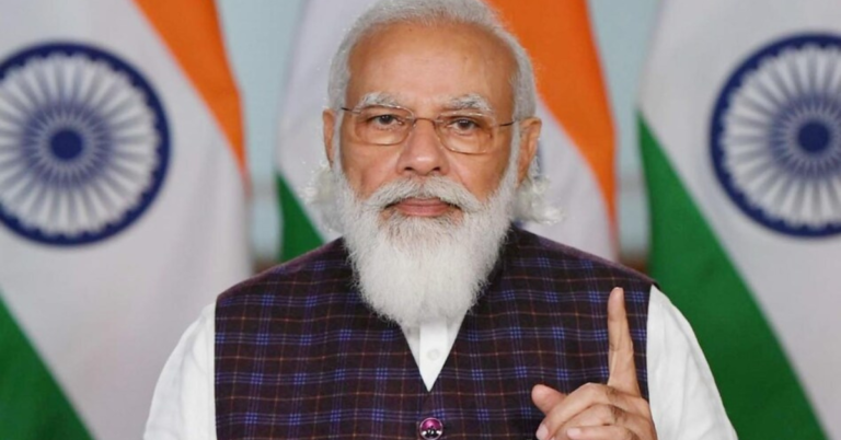 तिरंगे के साथ देश पर गर्व जताते लोग