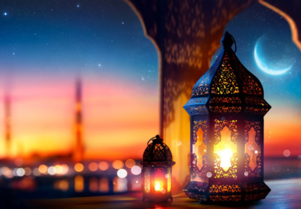 रमजान 2026 में नमाज अदा करते लोग