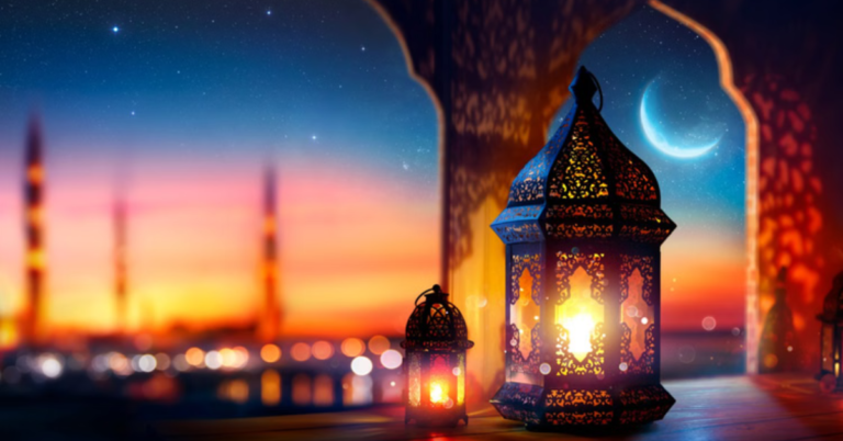 रमजान 2026 में नमाज अदा करते लोग