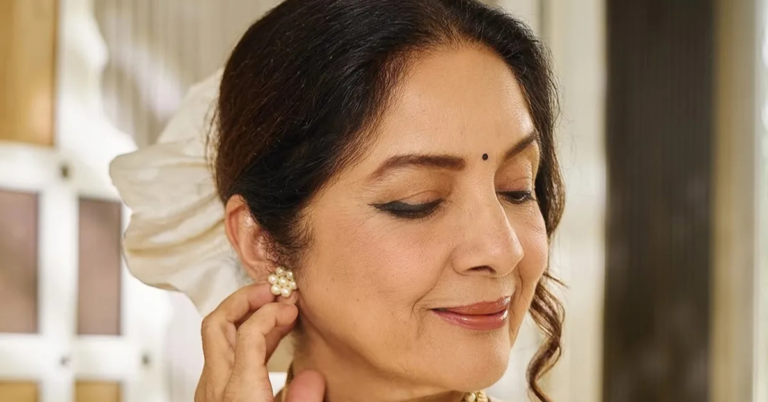 नीना गुप्ता एक कार्यक्रम में शामिल होते हुए