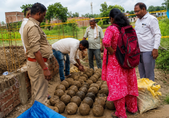 29 धातु के गोले मिले